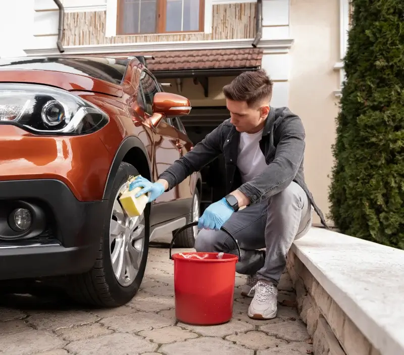 Lavage auto à domicile Saint-Étienne-de-Crossey : professionnel intervenant sur un véhicule